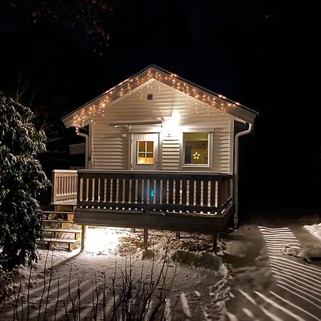 Stuga I Naturskoent Omrade Pa Vaestra Tjoern Saby Exterior photo