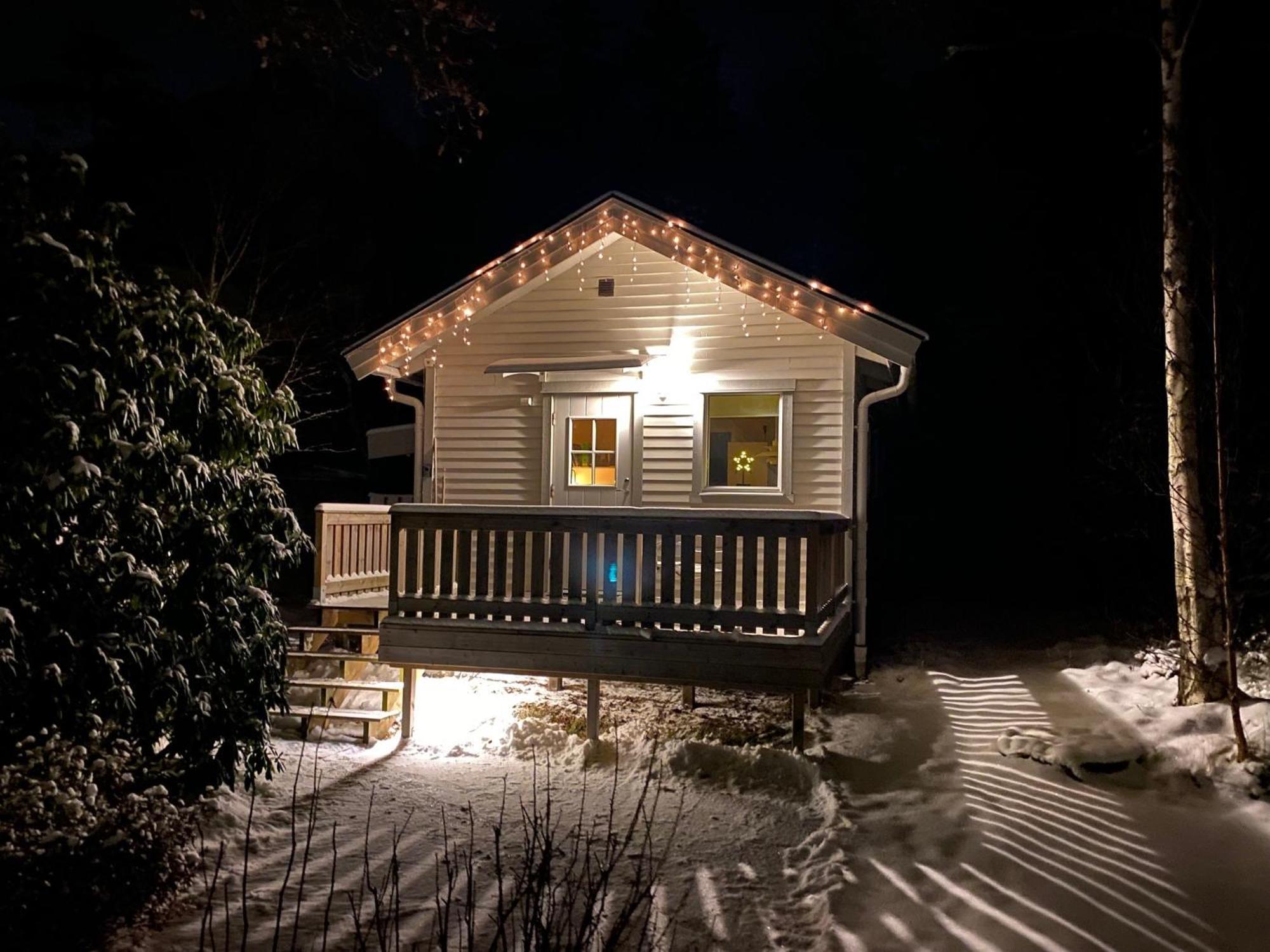 Stuga I Naturskoent Omrade Pa Vaestra Tjoern Saby Exterior photo
