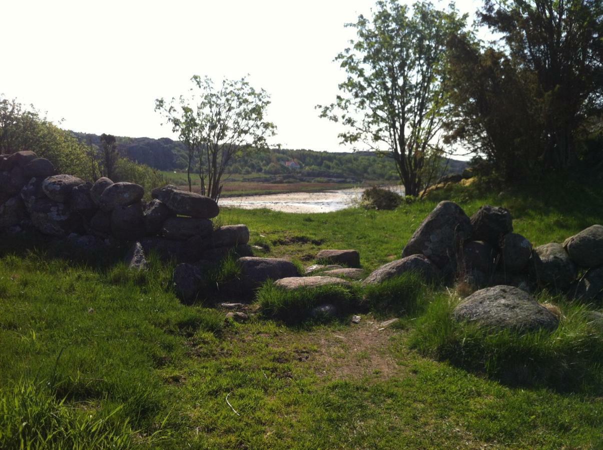 Stuga I Naturskoent Omrade Pa Vaestra Tjoern Saby Exterior photo